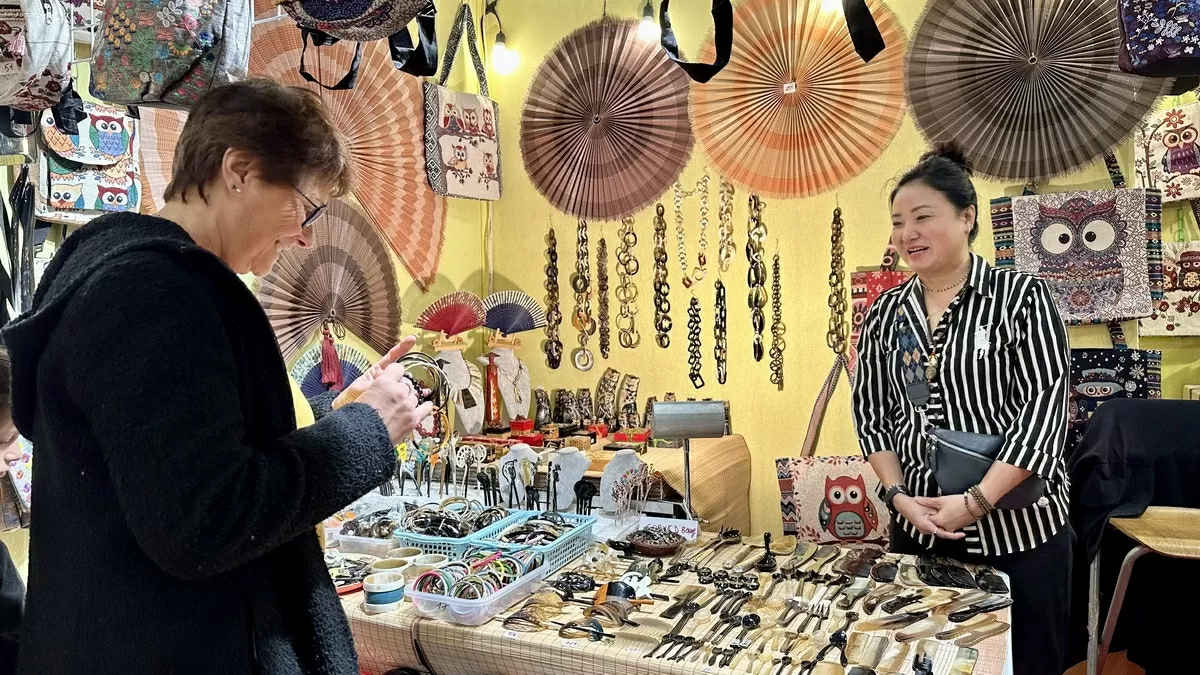 Sản phẩm thủ công 'Made in Vietnam' lần đầu ra mắt tại Hội chợ quốc tế Paris. Hàng thủ công mỹ nghệ Việt Nam luôn được khách Pháp ưa chuộng. (Ảnh: Thu Hà/TTXVN)