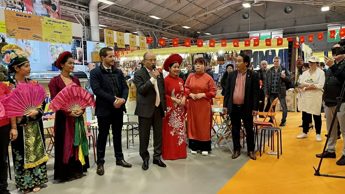 Đại sứ Việt Nam tại Pháp Đinh Toàn Thắng phát biểu tại buổi lễ quảng bá hình ảnh và sản phẩm Việt Nam. (Ảnh: Thu Hà/TTXVN) Đại sứ Việt Nam tại Pháp Đinh Toàn Thắng phát biểu tại buổi lễ quảng bá hình ảnh và sản phẩm Việt Nam. (Ảnh: Thu Hà/TTXVN)