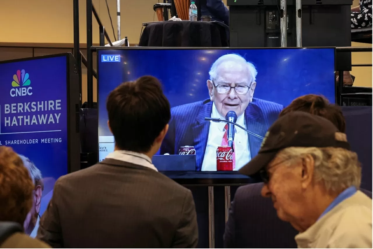 Tỷ phú Warren Buffett tuyên bố nghỉ hưu sau 60 năm lãnh đạo Berkshire Hathaway, đưa ra một quyết định kinh tế triển vọng. (Nguồn: Reuters)