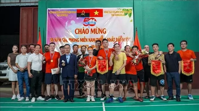 Trao giải cầu lông nhân dịp chào mừng 50 năm Ngày Giải phóng miền Nam, Thống nhất đất nước tại thủ đô Luanda. Ảnh: Đại sứ quán Việt Nam tại Angola. (Nguồn: TTXVN) Trao giải cầu lông nhân dịp chào mừng 50 năm Ngày Giải phóng miền Nam, Thống nhất đất nước tại thủ đô Luanda. Ảnh: Đại sứ quán Việt Nam tại Angola. (Nguồn: TTXVN)