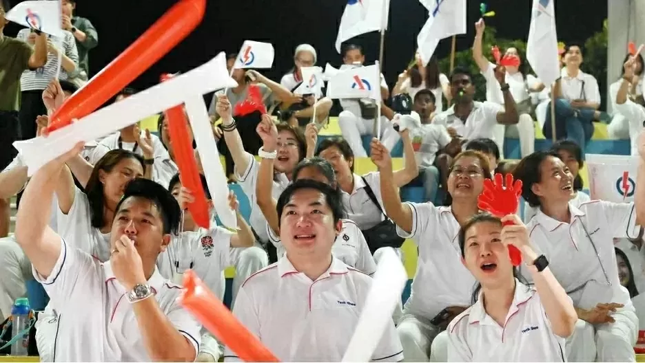 Những người ủng hộ Đảng Hành động nhân dân cầm quyền của Singapore reo hò tại một trung tâm hội nghị khi kết quả kiểm phiếu mẫu được công bố vào ngày 3/5. (Nguồn: Nikkei Asia)