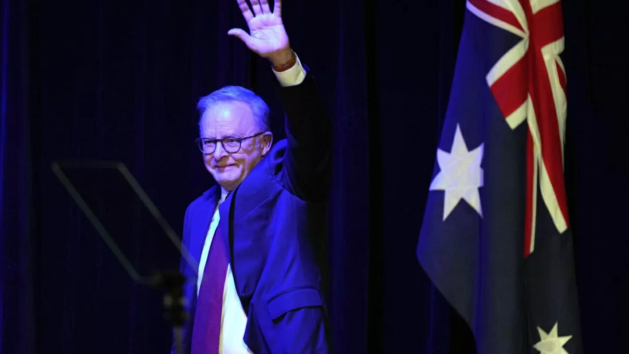Thủ tướng Australia Anthony Albanese vẫy tay sau khi tái đắc cử nhiệm kỳ hai ngày 3/5. (Nguồn: AP)