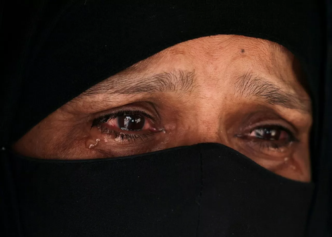 Một người phụ nữ bật khóc bên cạnh cửa khẩu biên giới Attari-Wagah gần Amritsar, Ấn Độ, vào thứ Ba, ngày 29 tháng 4. Ấn Độ đã đình chỉ dịch vụ cấp thị thực cho công dân Pakistan “với hiệu lực ngay lập tức” sau một vụ tấn công vũ trang đẫm máu tại khu vực Kashmir do Ấn Độ kiểm soát. (Nguồn: Reuters)