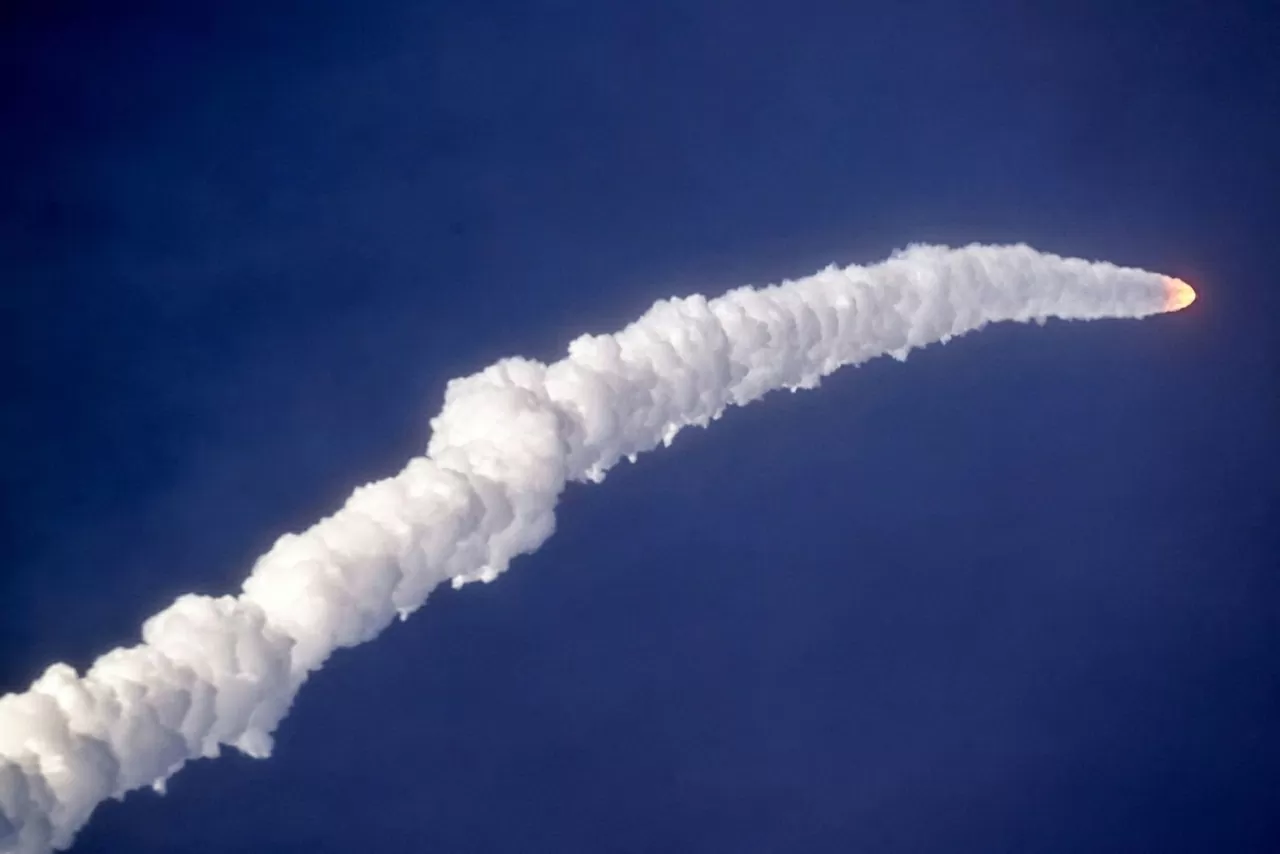 Tên lửa Atlas V do United Launch Alliance chế tạo đã rời bệ phóng từ Cape Canaveral, Florida, vào ngày 28/4. Tên lửa này mang theo một loạt vệ tinh của Amazon vào quỹ đạo thấp của Trái Đất. Đây là phần đầu tiên trong dự án Kuiper của Amazon, nhằm tạo ra một chòm sao vệ tinh khổng lồ cung cấp Internet. (Nguồn: Reuters)