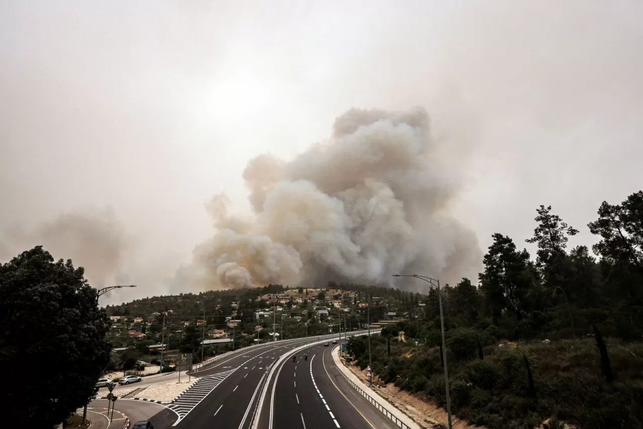 Khói trong một vụ cháy rừng bốc lên gần Latrun, Israel, ngày 30/4. Trận cháy rừng đã buộc nước này phải di tản cư dân ở một số khu vực và đóng cửa nhiều tuyến đường chính. (Nguồn: Reuters)