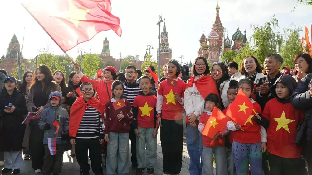 Người Việt tại Nga chào đón và cổ vũ đoàn Quân đội Nhân dân Việt Nam tại buổi hợp luyện trên Quảng trường Đỏ. (Nguồn: TTXVN) Người Việt tại Nga chào đón và cổ vũ đoàn Quân đội Nhân dân Việt Nam tại buổi hợp luyện trên Quảng trường Đỏ. (Nguồn: TTXVN)