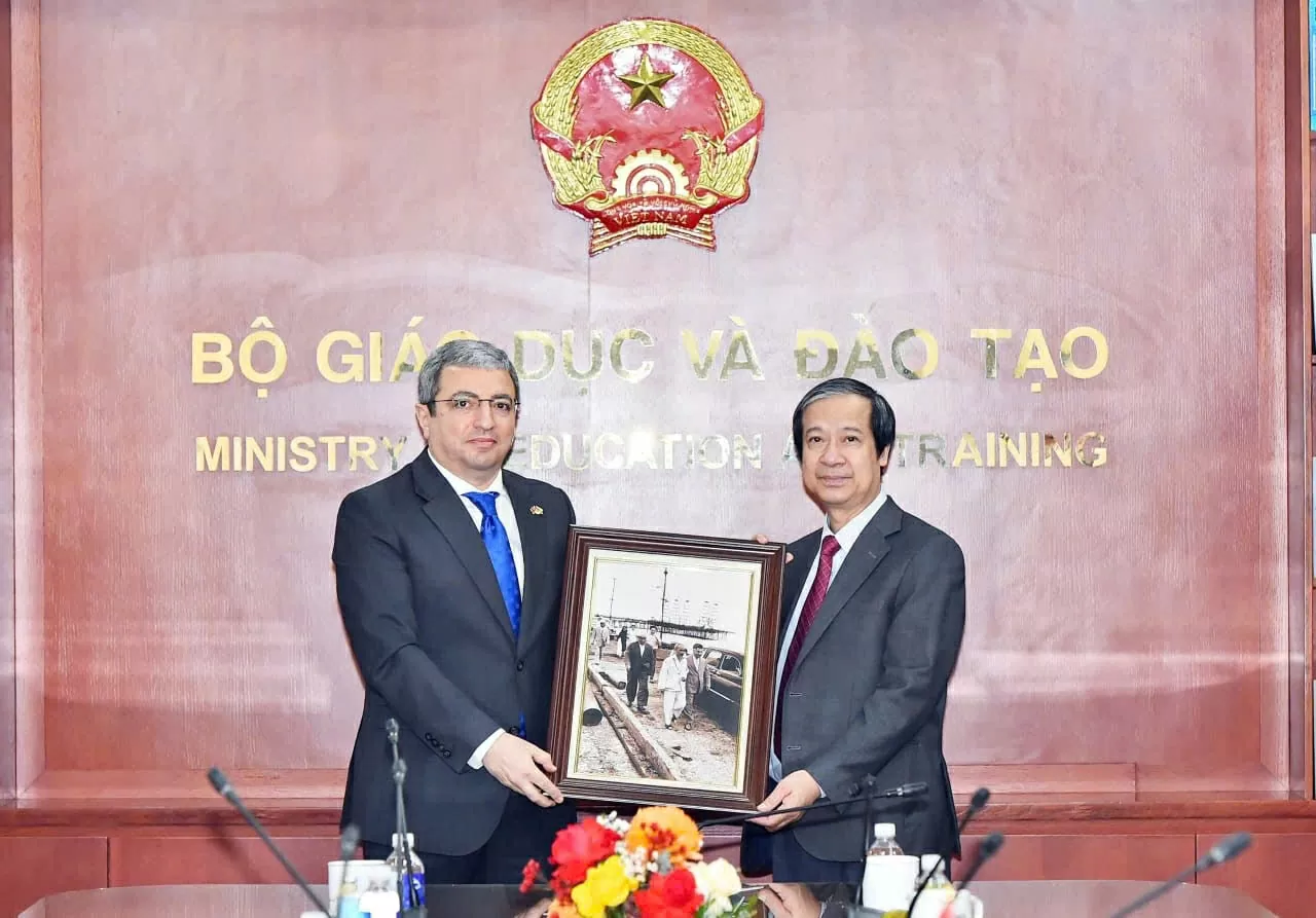 Đại sứ Shovgi Kamal Oglu Mehdizade tặng Bộ trưởng Giáo dục và Đào tạo Nguyễn Kim Sơn bức ảnh Bác Hồ thăm Azerbaijan năm 1959, ngày 22/3/2025. (Nguồn: ĐSQ Azerbaijan)