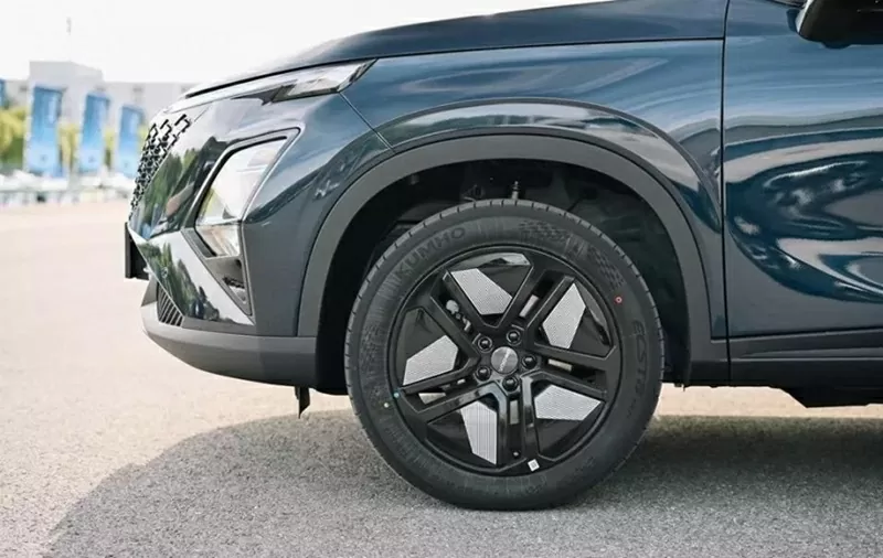 Bộ vành la-zăng thể thao phối hai tông màu trên Omoda C5 HEV