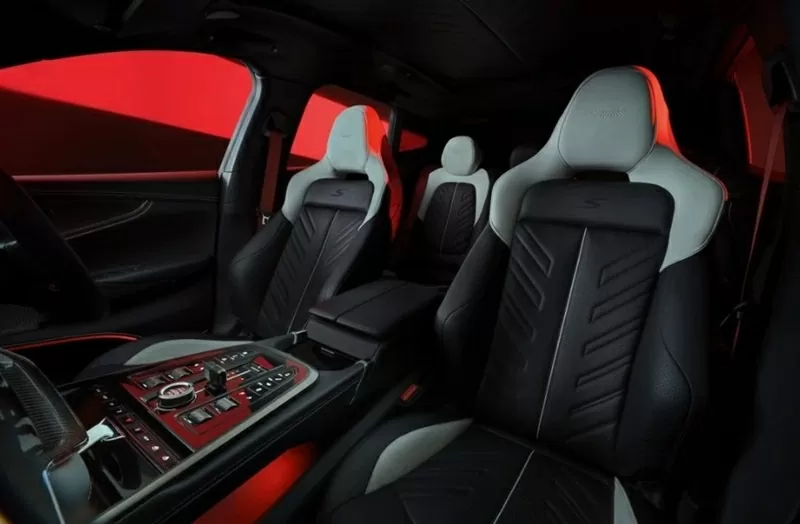 Không gian nội thất của Aston Martin DBX S nổi bật với ghế ngồi họa tiết xương cá