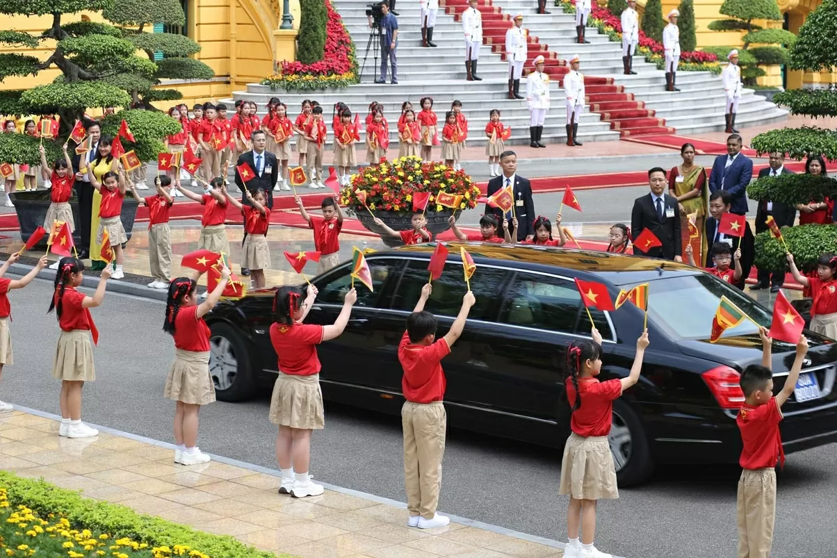 Sáng nay tại Phủ Chủ tịch, Tổng thống Sri Lanka Anura Kumara Dissanayaka đẫ đến dưới sự đón tiếp nồng hậu của Chủ tịch nước Lương Cường. (Ảnh: Thành Long)