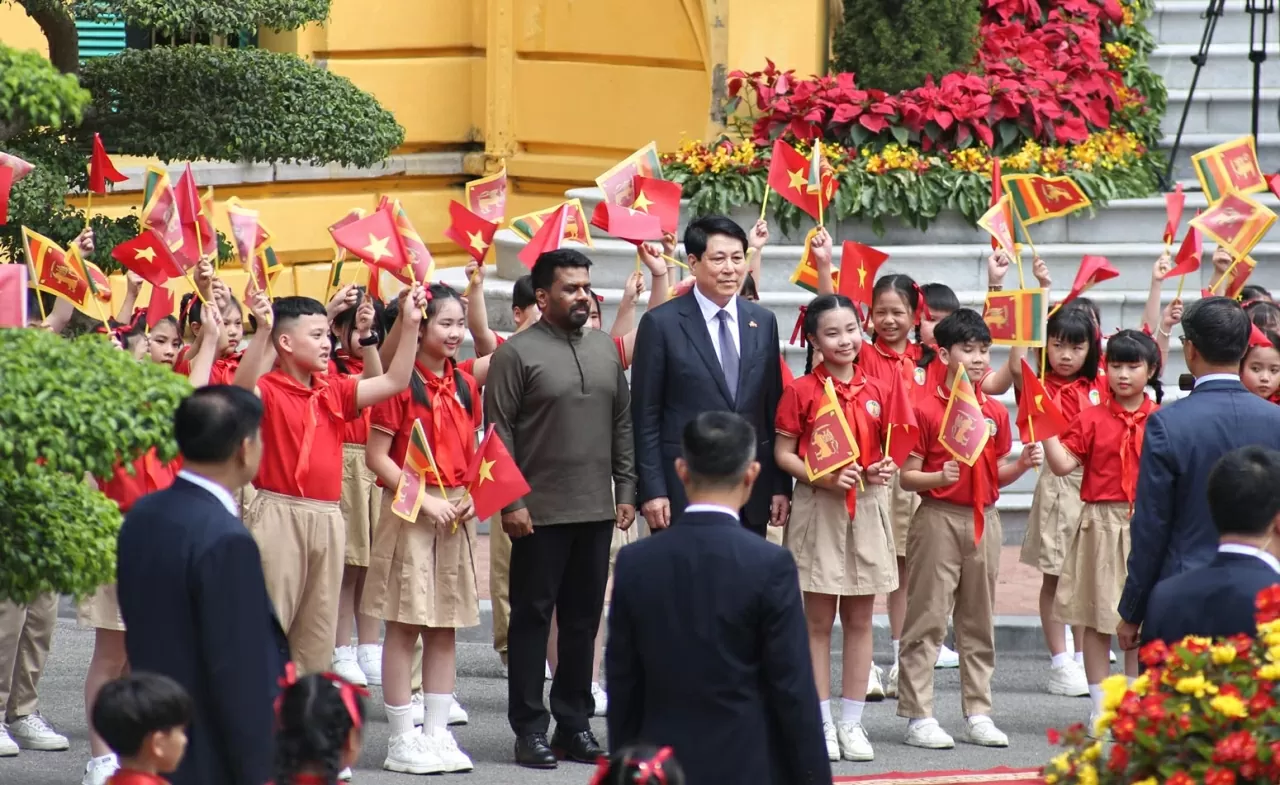 Chủ tịch nước Lương Cường và Tổng thống Anura Kumara Dissanayaka chụp ảnh chung cùng các cháu thiếu nhi. (Ảnh: Thành Long)