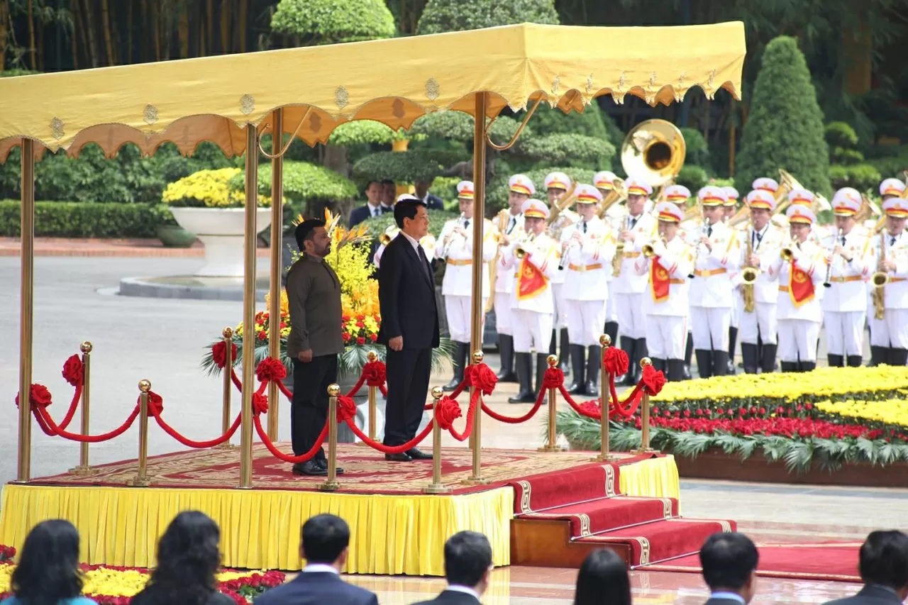 Chủ tịch nước Lương Cường nồng nhiệt chào đón Tổng thống Sri Lanka Anura Kumara Dissanayaka. Hai nhà lãnh đạo bước lên bục danh dự, trong khi quân nhạc cử Quốc thiều hai nước. (Ảnh: Thành Long)
