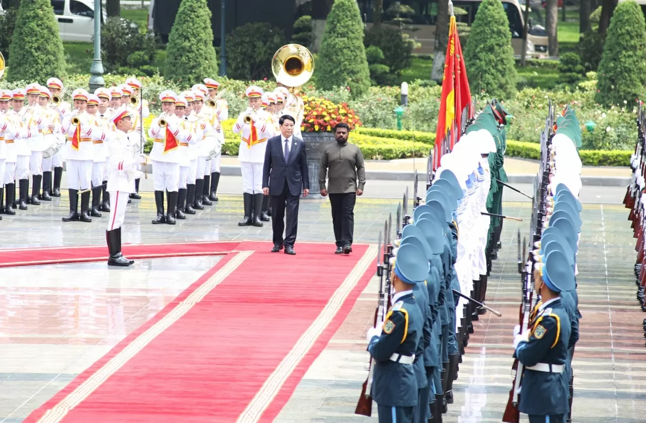 Sau nghi thức chào mừng, Chủ tịch nước Lương Cường và Tổng thống Sri Lanka Anura Kumara Dissanayaka cùng duyệt đội danh dự. (Ảnh: Thành Long)