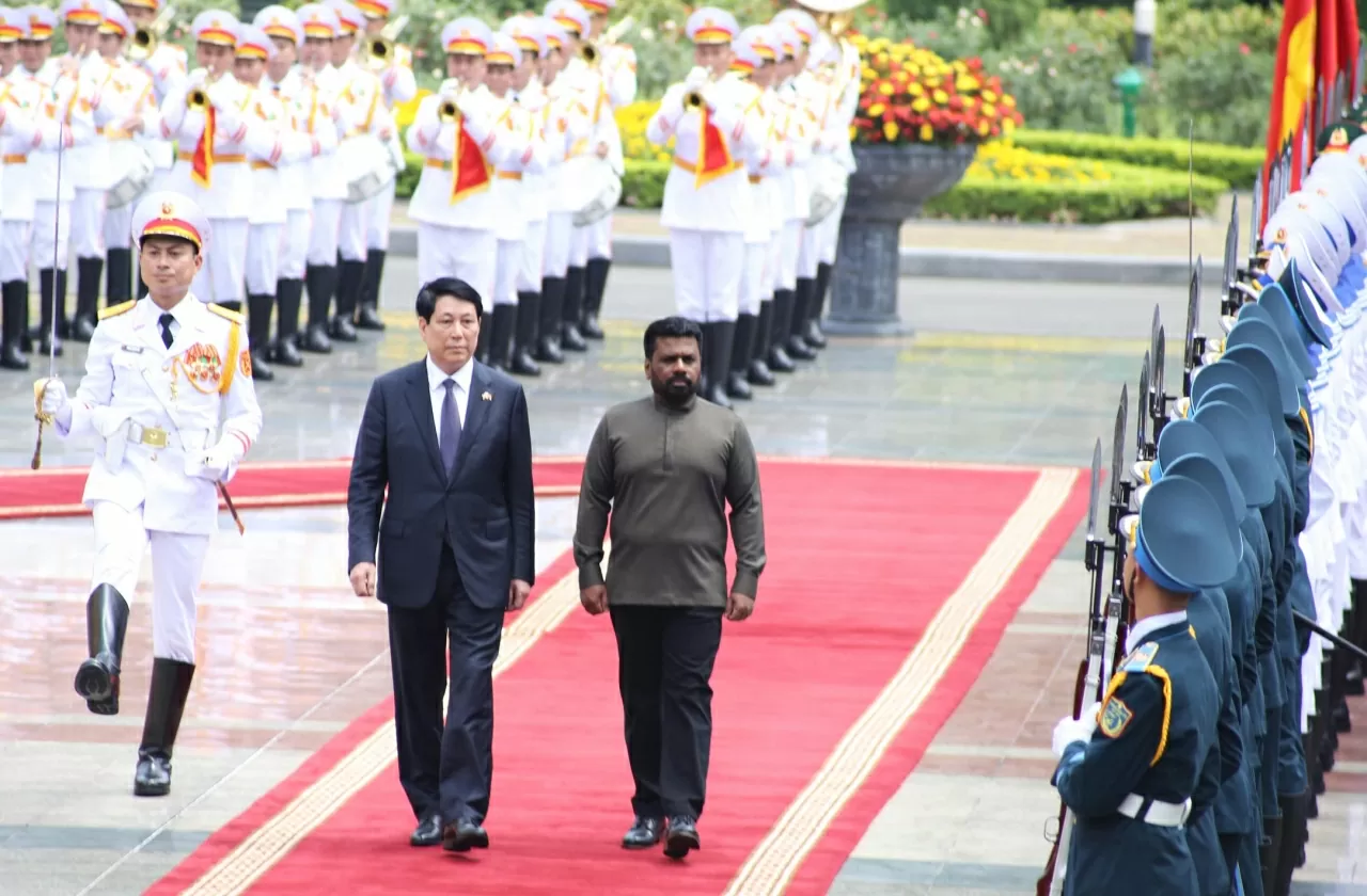 Sau nghi thức chào mừng, Chủ tịch nước Lương Cường và Tổng thống Sri Lanka Anura Kumara Dissanayaka cùng duyệt đội danh dự. (Ảnh: Thành Long)