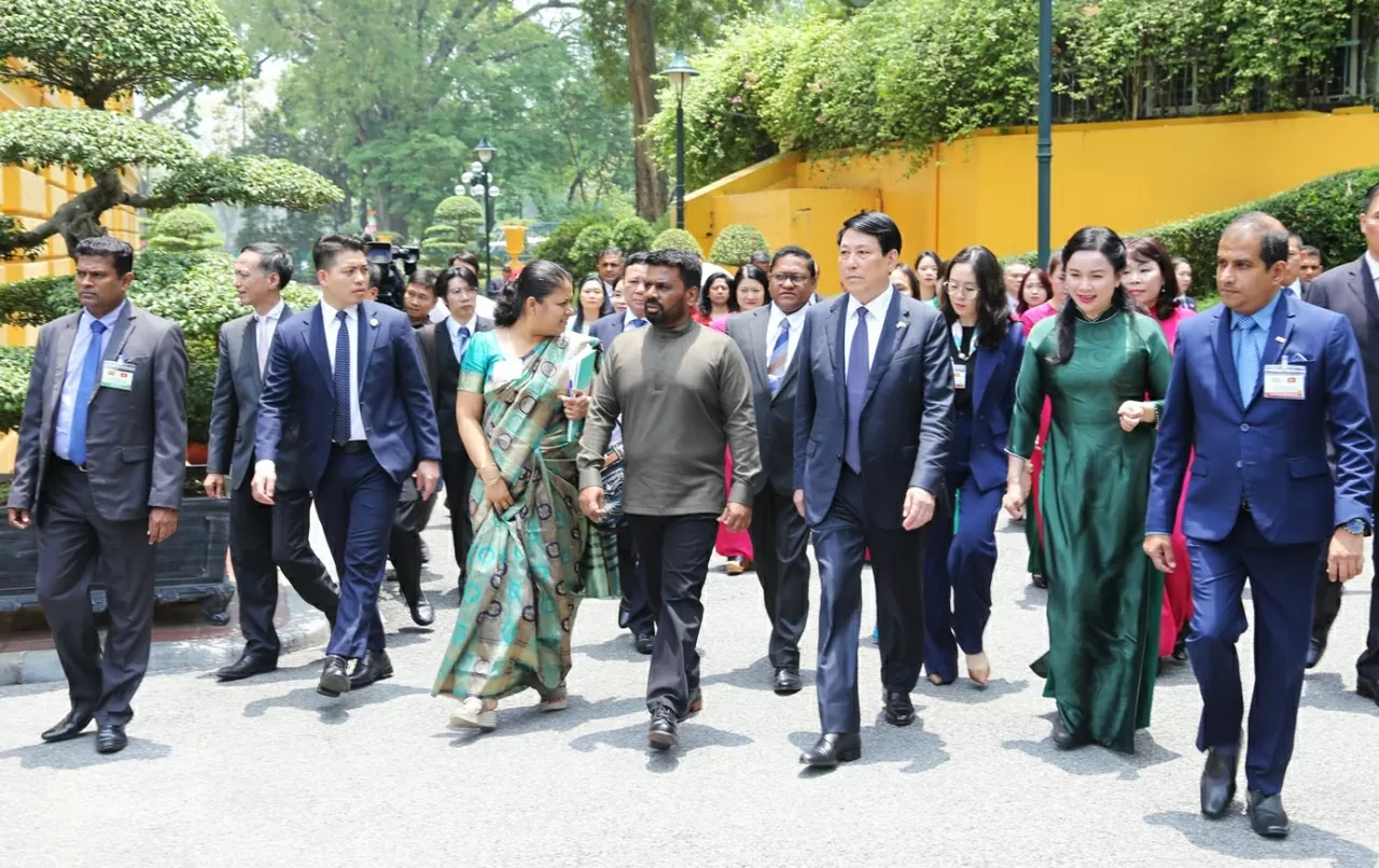 Sau khi Lễ ký kết các văn kiện hợp tác giữa hai nước Việt Nam và Sri Lanka kết thúc, Chủ tịch nước Lương Cường và Tổng thống Sri Lanka Anura Kumara Dissanayaka đã tới thăm Khu di tích Chủ tịch Hồ Chí Minh. (Ảnh: Thành Long)