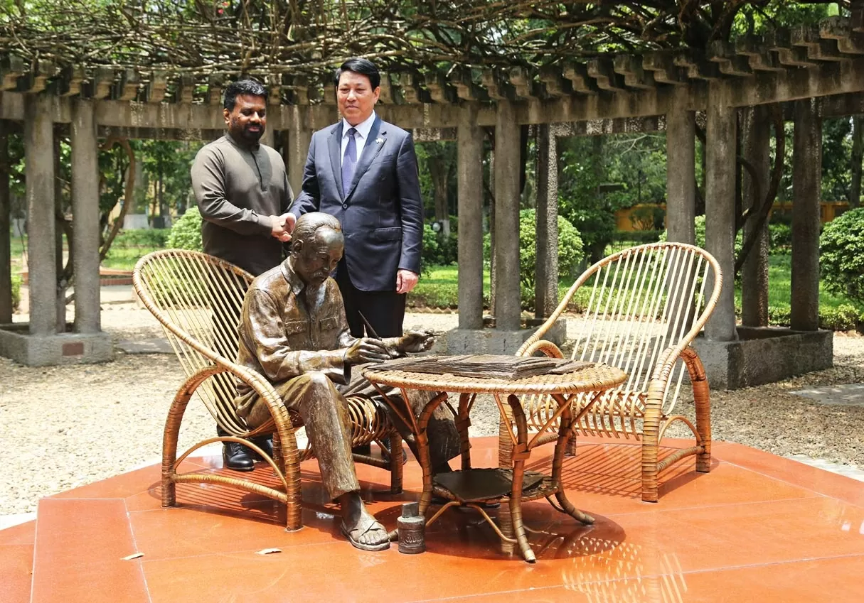 Chủ tịch nước Lương Cường và Tổng thống Sri Lanka Anura Kumara Dissanayaka chụp ảnh lưu niệm bên cạnh tượng Chủ tịch Hồ Chí Minh. (Ảnh: Thành Long)