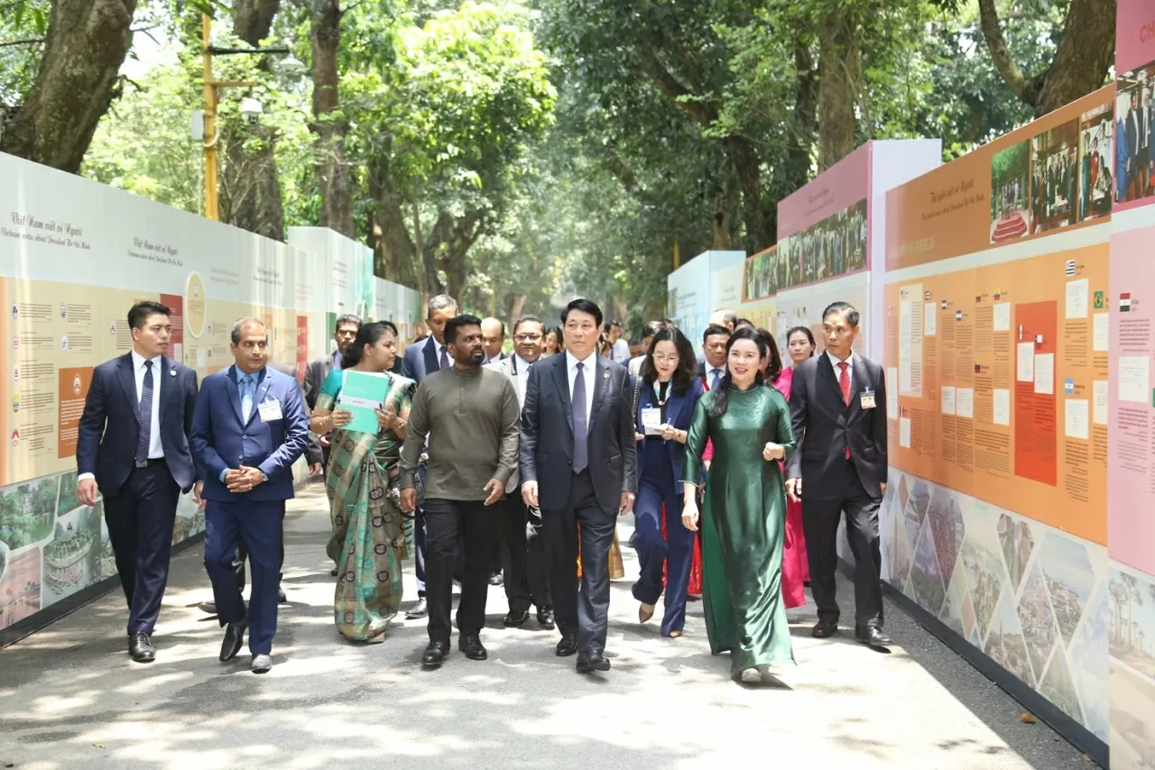 Chủ tịch nước Lương Cường và Tổng thống Sri Lanka Anura Kumara Dissanayaka di chuyển khu vực Đường xoài thuộc Khu di tích Chủ tịch Hồ Chí Minh tại Phủ Chủ tịch. (Ảnh: Thành Long) 