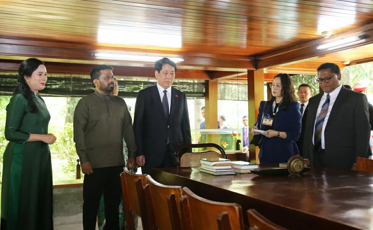 Chủ tịch nước Lương Cường và Tổng thống Anura Kumara Dissanayaka đã nghe giới thiệu về cuộc đời, sự nghiệp của Chủ tịch Hồ Chí Minh và những di vật gắn bó với Người. (Ảnh: Thành Long)