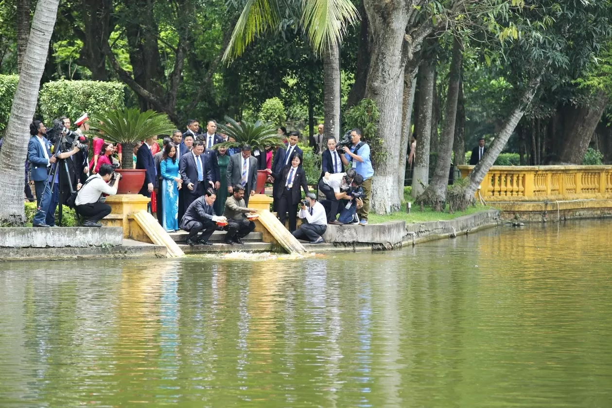 Chủ tịch nước Lương Cường và Tổng thống Anura Kumara Dissanayaka thực hiện nghi thức thả cá chép tại Ao cá Bác Hồ. (Ảnh: Thành Long)