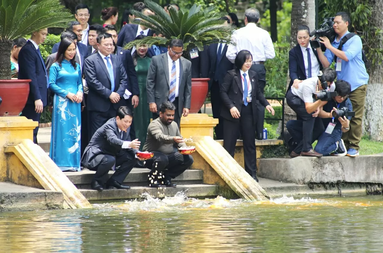 Chủ tịch nước Lương Cường và Tổng thống Anura Kumara Dissanayaka thực hiện nghi thức thả cá chép tại Ao cá Bác Hồ. (Ảnh: Thành Long) Chủ tịch nước Lương Cường và Tổng thống Anura Kumara Dissanayaka thực hiện nghi thức thả cá chép tại Ao cá Bác Hồ. (Ảnh: Thành Long)