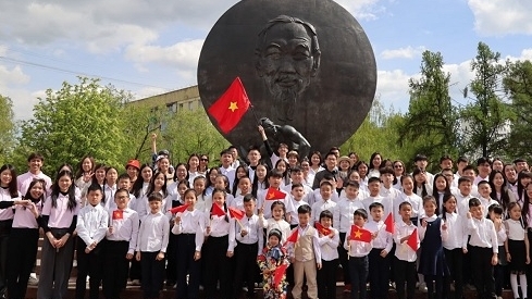 Hoa tháng Năm nở giữa lòng Moscow: Tưởng nhớ Chủ tịch Hồ Chí Minh và Ngày truyền thống Đội