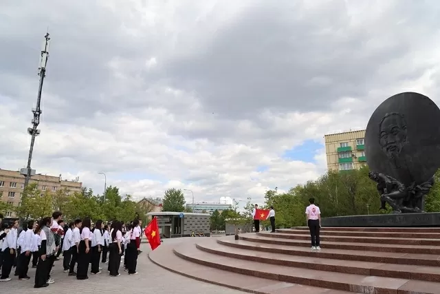 Hoa tháng Năm nở giữa lòng Moscow: Tưởng nhớ Chủ tịch Hồ Chí Minh và Ngày truyền thống Đội