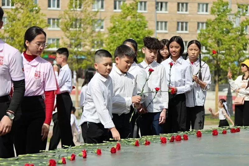Hoa tháng Năm nở giữa lòng Moscow: Tưởng nhớ Chủ tịch Hồ Chí Minh và Ngày truyền thống Đội
