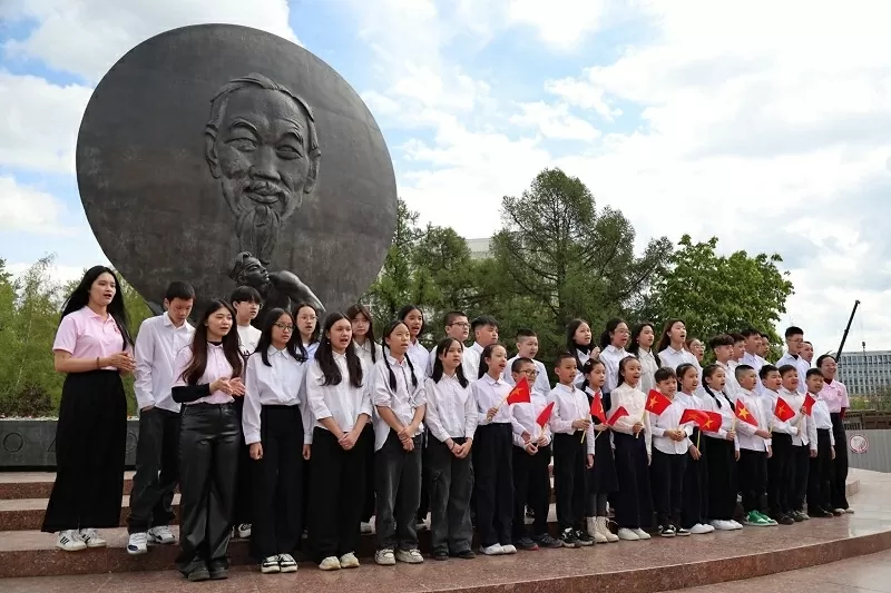 Hoa tháng Năm nở giữa lòng Moscow: Tưởng nhớ Chủ tịch Hồ Chí Minh và Ngày truyền thống Đội