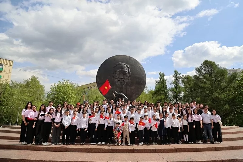 Hoa tháng Năm nở giữa lòng Moscow: Tưởng nhớ Chủ tịch Hồ Chí Minh và Ngày truyền thống Đội
