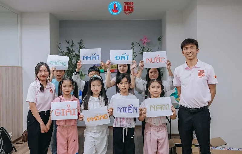 Hoa tháng Năm nở giữa lòng Moscow: Tưởng nhớ Chủ tịch Hồ Chí Minh và Ngày truyền thống Đội Hoa tháng Năm nở giữa lòng Moscow: Tưởng nhớ Chủ tịch Hồ Chí Minh và Ngày truyền thống Đội