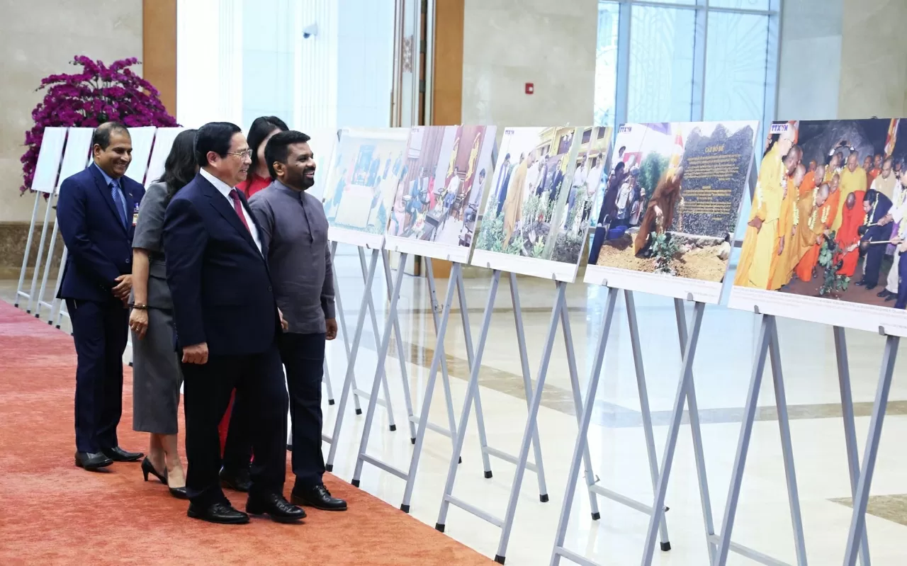 Thủ tướng Chính phủ Phạm Minh Chính và Tổng thống Sri Lanka Anura Kumara Dissanayaka cùng tham quan không gian trưng bày ảnh về những dốc mốc lịch sử trong quan hệ hai nước. (Ảnh: Thành Long)