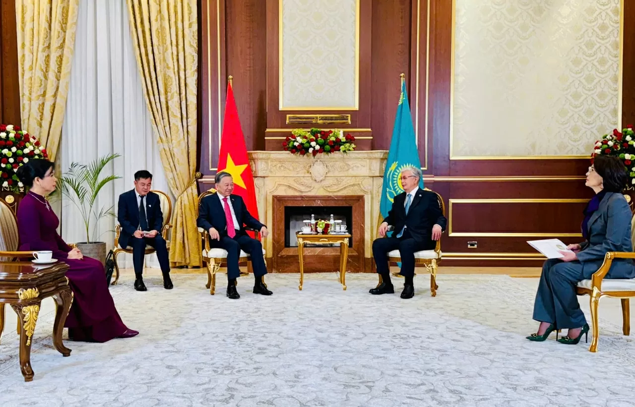 Tổng thống Kazakhstan ra sân bay đón Tổng Bí thư Tô Lâm và Phu nhân thăm cấp Nhà nước