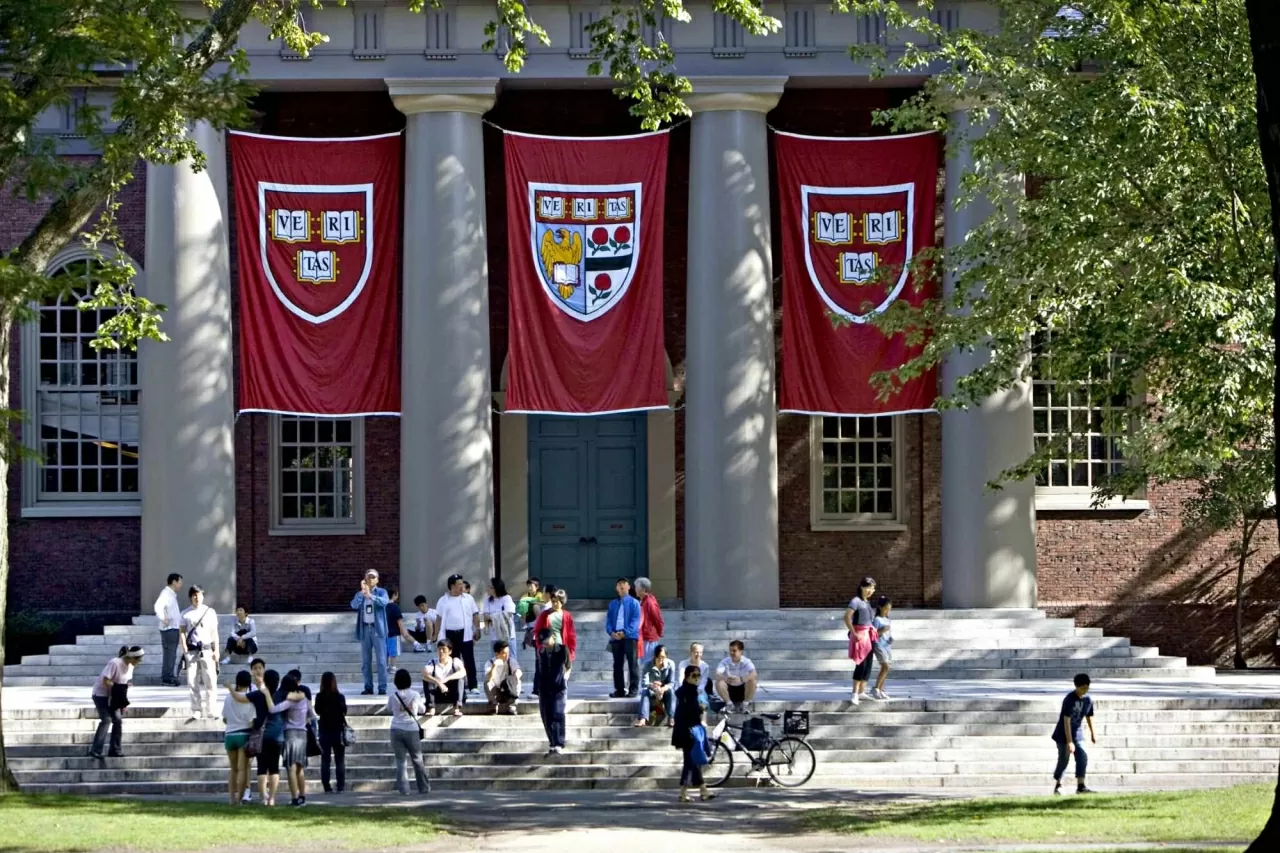 Tổng thống Mỹ Donald Trump đã đóng băng 2,2 tỷ USD tài trợ cho Đại Harvard vào tháng trước, đồng thời đe dọa tước bỏ quy chế miễn thuế dành cho cơ sở giáo dục nổi tiếng này. (Nguồn: Bloomberg) Tổng thống Mỹ Donald Trump đã đóng băng 2,2 tỷ USD tài trợ cho Đại Harvard vào tháng trước, đồng thời đe dọa tước bỏ quy chế miễn thuế dành cho cơ sở giáo dục nổi tiếng này. (Nguồn: Bloomberg)