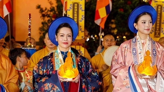 Nghệ sĩ TP. Hồ Chí Minh diện cổ phục mừng Đại lễ Vesak