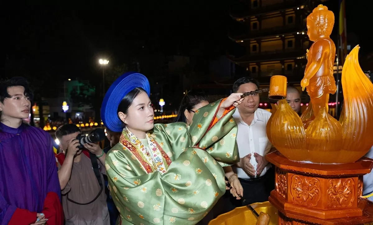 Nghệ sĩ TP. Hồ Chí Minh diện cổ phục mừng đại lễ Vesak