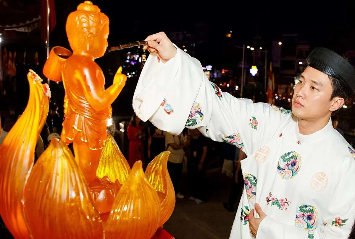 Nghệ sĩ TP. Hồ Chí Minh diện cổ phục mừng đại lễ Vesak