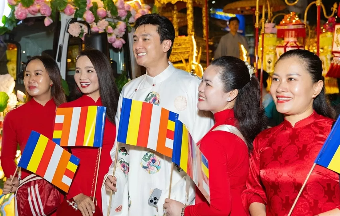 Nghệ sĩ TP. Hồ Chí Minh diện cổ phục mừng đại lễ Vesak