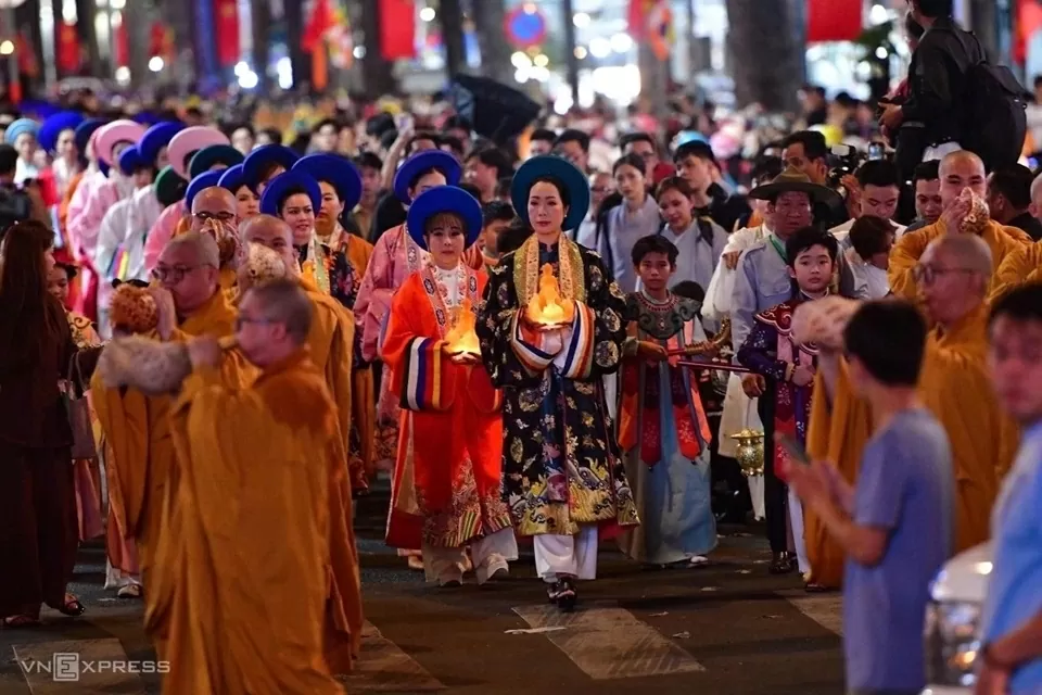 Nghệ sĩ TP. Hồ Chí Minh diện cổ phục mừng đại lễ Vesak Nghệ sĩ TP. Hồ Chí Minh diện cổ phục mừng đại lễ Vesak