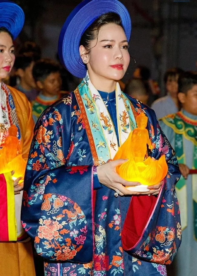 Nhật Kim Anh xúng xính áo dài tham gia buổi rước kiệu thỉnh tôn tượng Đức Phật đản sinh, mừng đại lễ Vesak 2025.