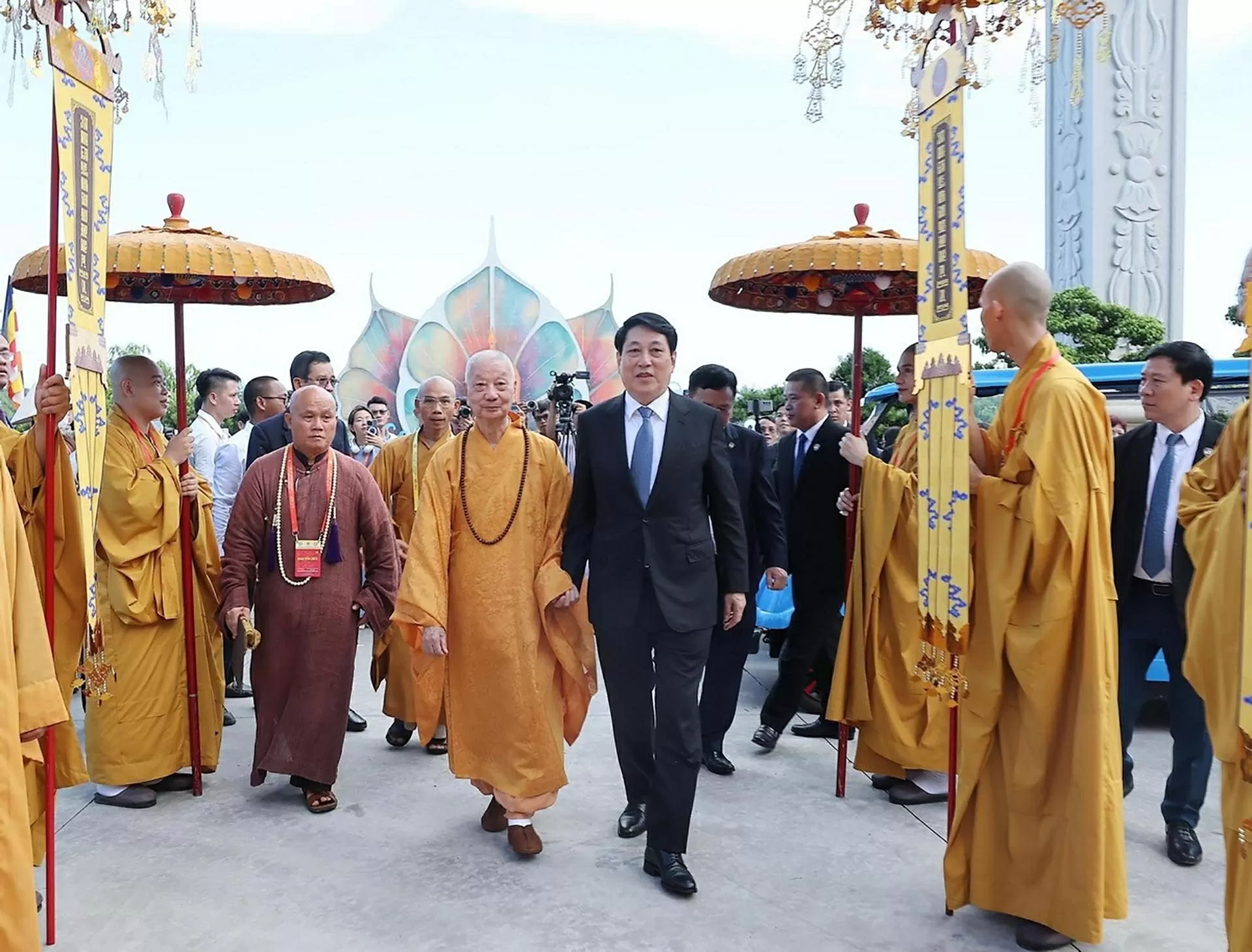 Chủ tịch nước Lương Cường và Trưởng lão hòa thượng Thích Trí Quảng, Pháp chủ Giáo hội Phật giáo Việt Nam dự khai mạc Đại lễ Phật đản Liên hợp quốc - Vesak 2025. (Nguồn: TTXVN)