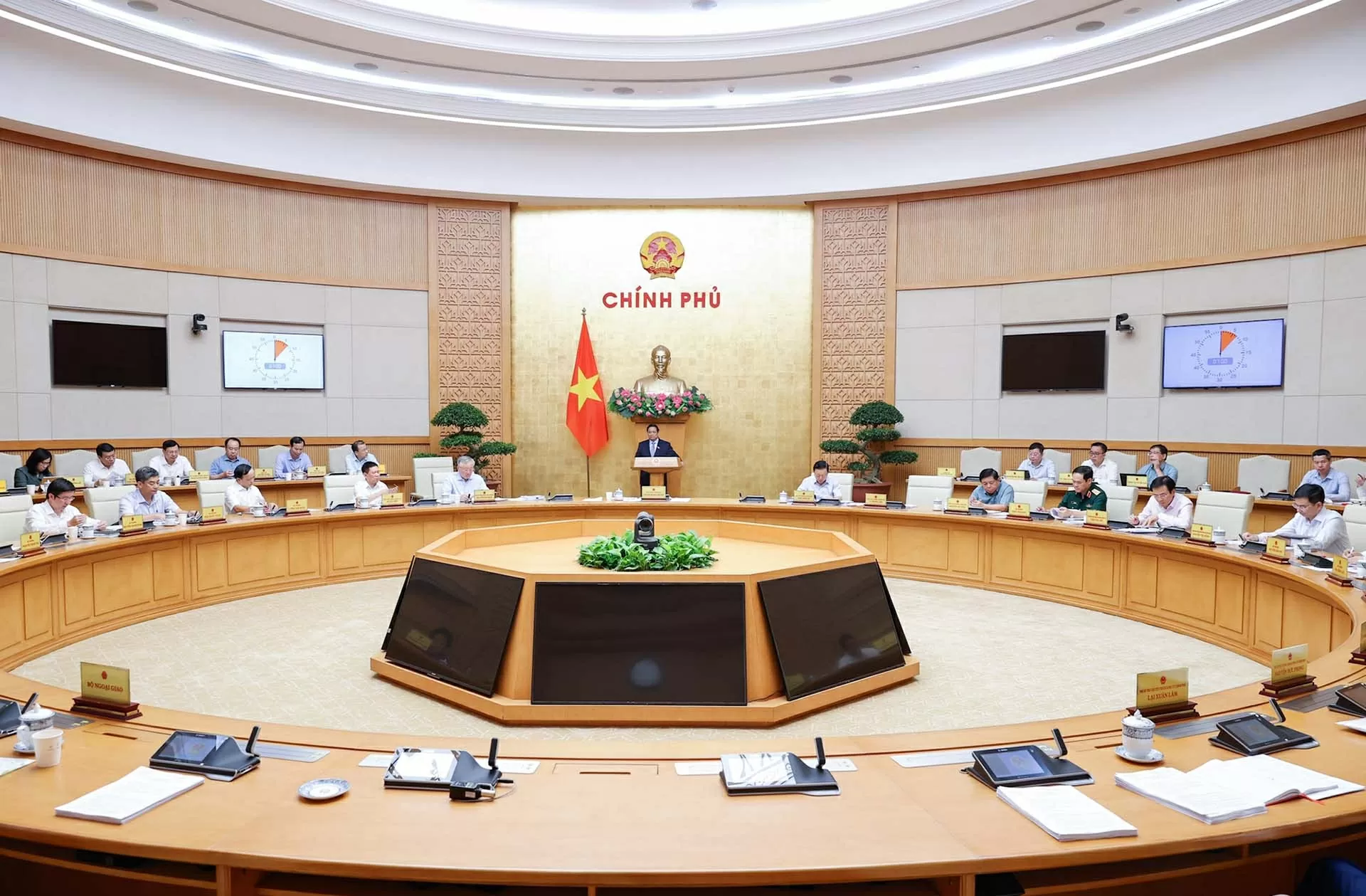 Triển khai quyết liệt, hiệu quả các Nghị quyết của Bộ Chính trị, thực hiện bằng được các mục tiêu lớn Triển khai quyết liệt, hiệu quả các Nghị quyết của Bộ Chính trị, thực hiện bằng được các mục tiêu lớn