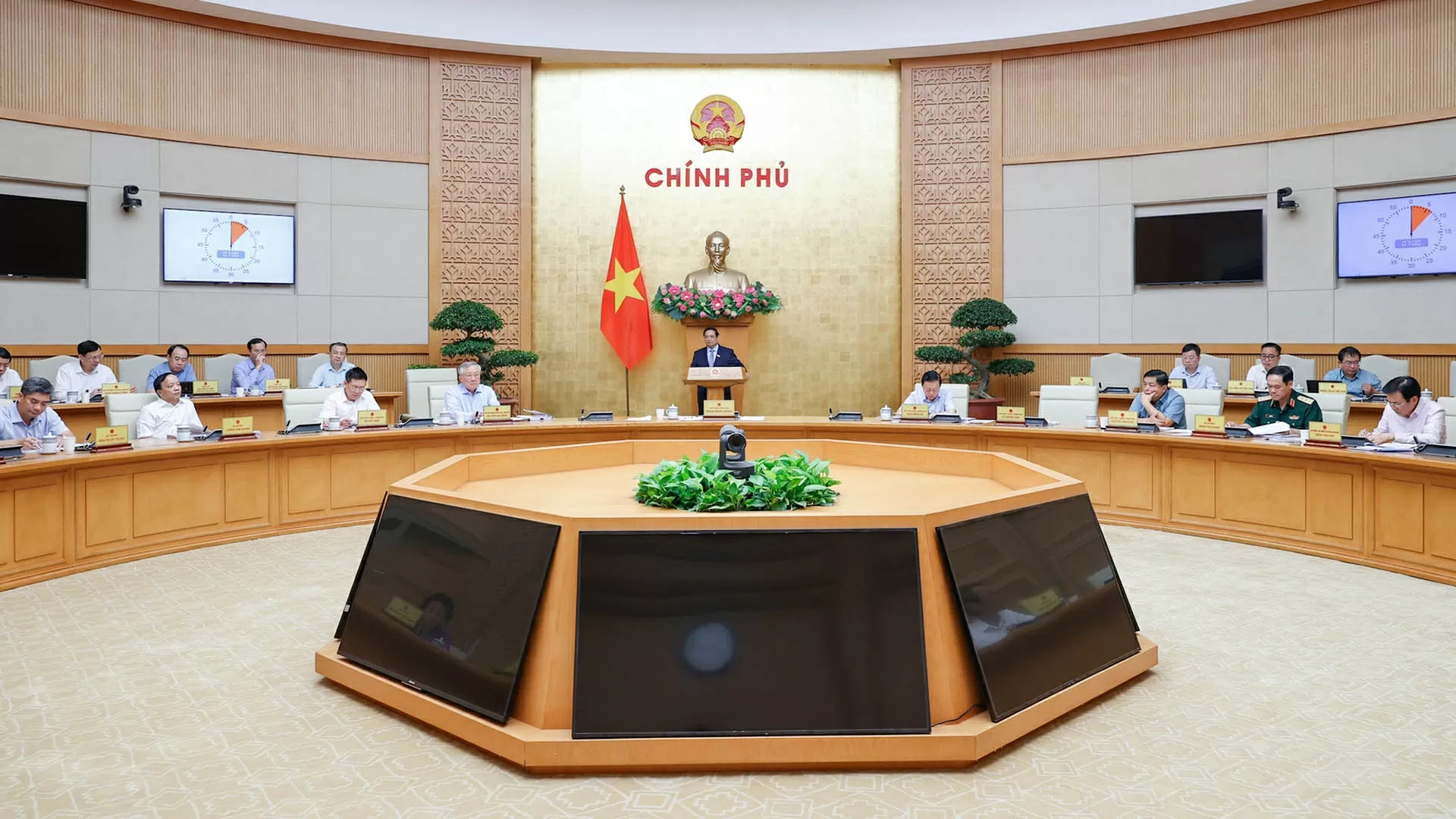 Triển khai quyết liệt, hiệu quả các Nghị quyết của Bộ Chính trị, thực hiện bằng được các mục tiêu lớn Triển khai quyết liệt, hiệu quả các Nghị quyết của Bộ Chính trị, thực hiện bằng được các mục tiêu lớn