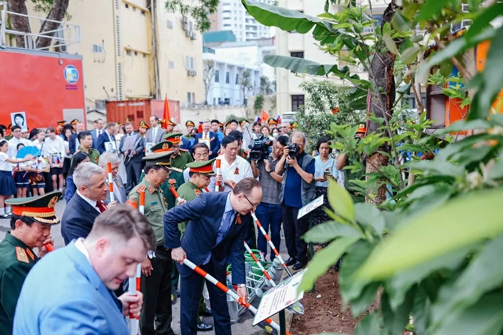 Diễu hành 'Binh đoàn bất tử' tri ân các Anh hùng liệt sỹ Việt Nam và Liên Xô kỷ niệm ngày chiến thắng phát xít