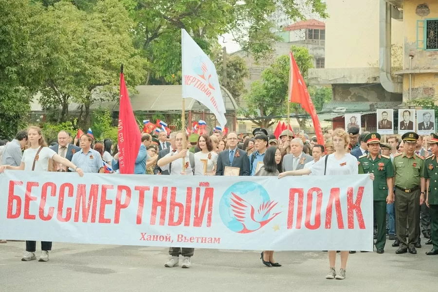 Diễu hành 'Binh đoàn bất tử' tri ân các Anh hùng liệt sỹ Việt Nam và Liên Xô kỷ niệm ngày chiến thắng phát xít