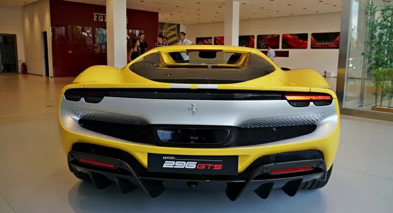 Thiết kế phía sau của Ferrari 296 GTS Assetto Fiorano đậm chất xe đua