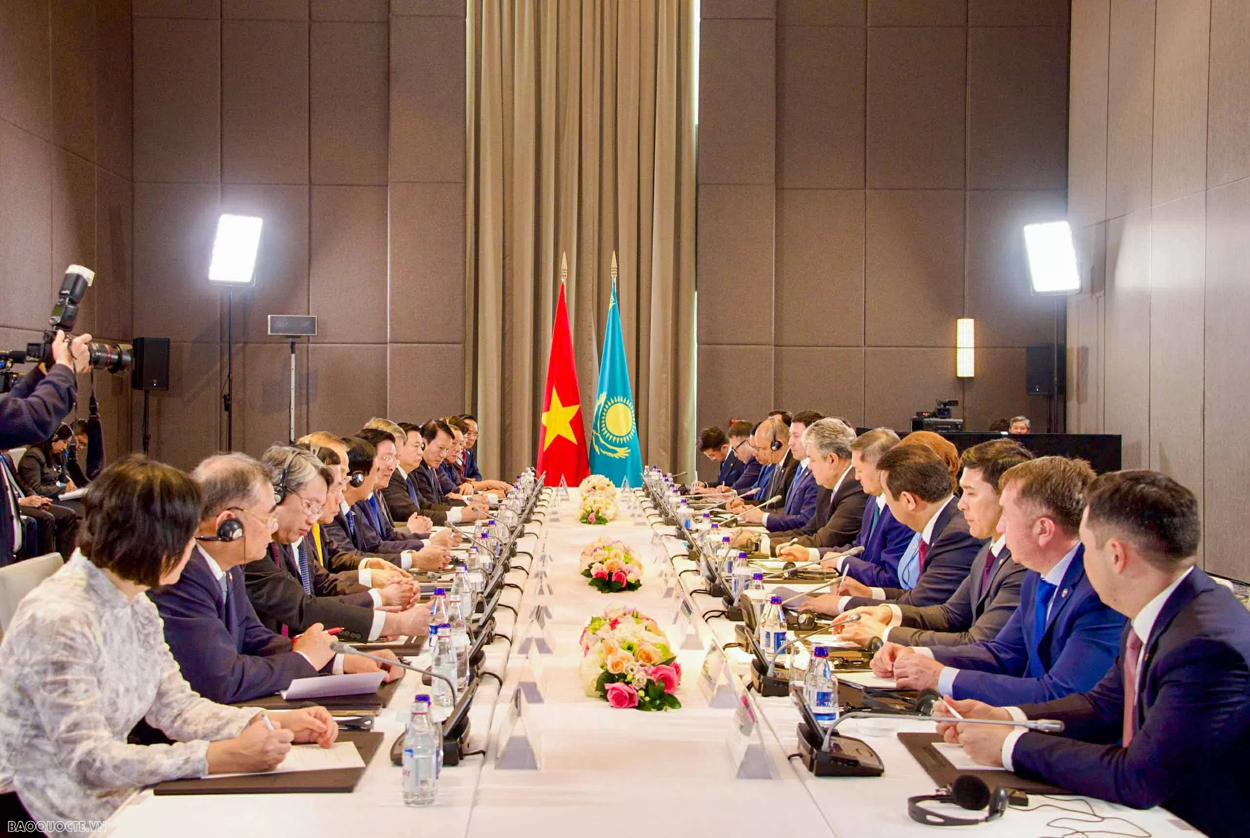 Việt Nam-Kazakhstan nghiên cứu mở rộng hợp tác tài chính, công nghệ, năng lượng..