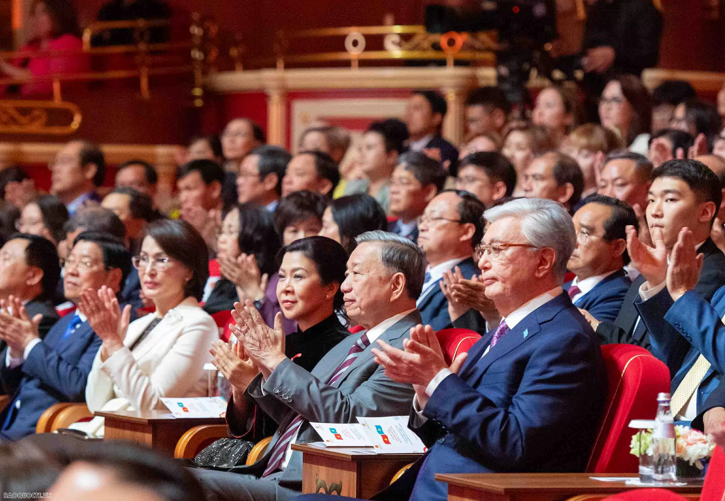 Món quà hữu nghị Tổng thống Kazakhstan dành tặng Tổng Bí thư Tô Lâm và Phu nhân