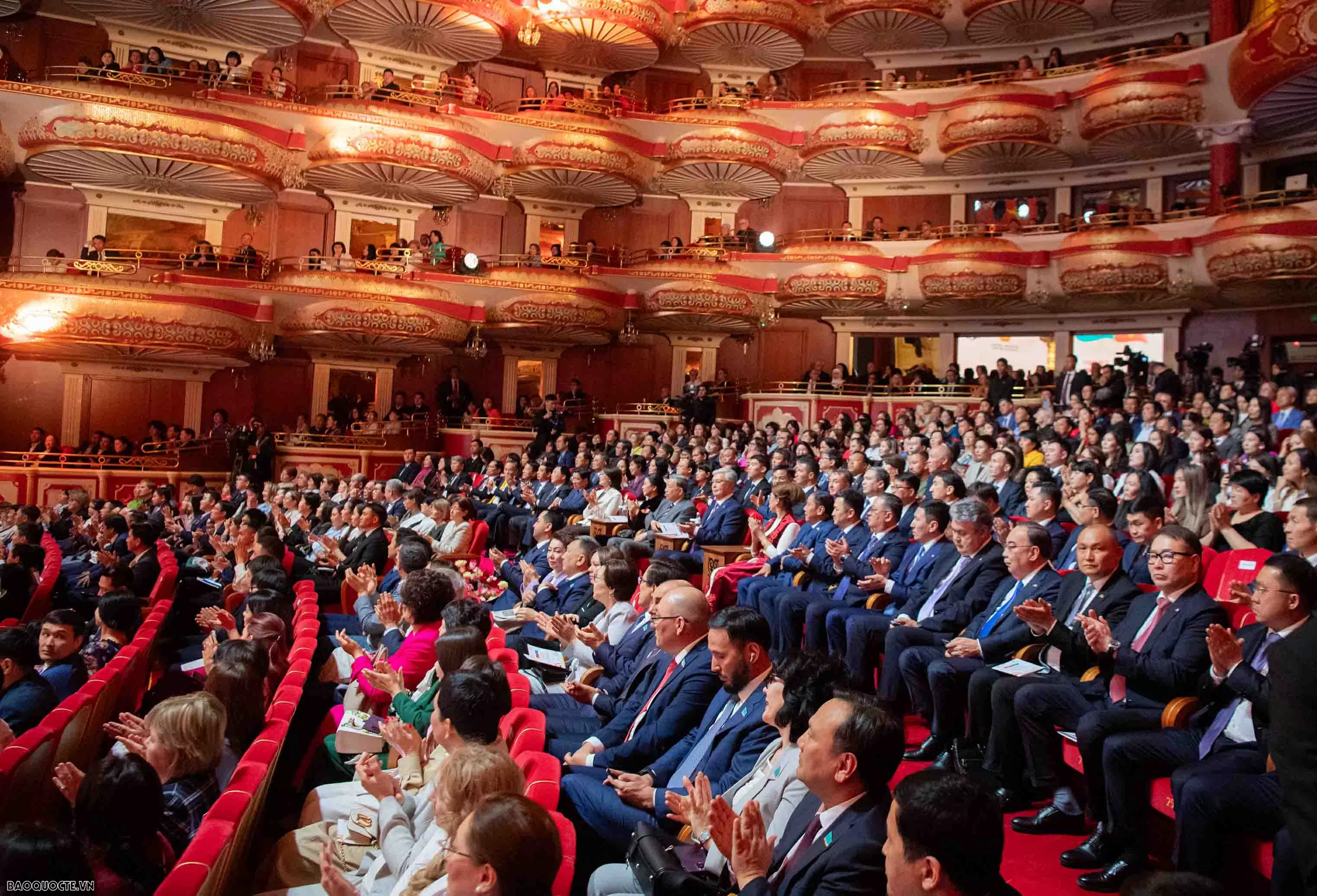 Món quà hữu nghị Tổng thống Kazakhstan dành tặng Tổng Bí thư Tô Lâm và Phu nhân