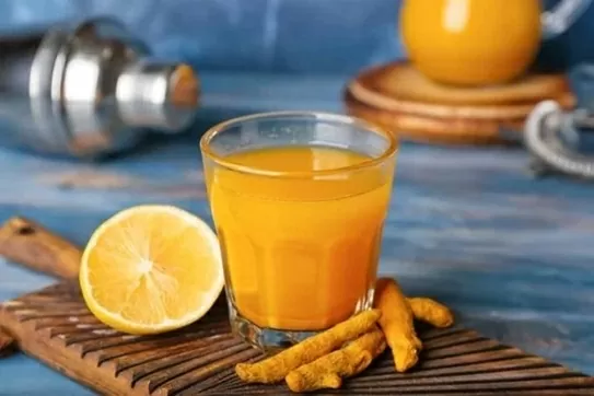 Uống nước ấm chanh nghệ mỗi sáng mang lại nhiều lợi ích sức khoẻ