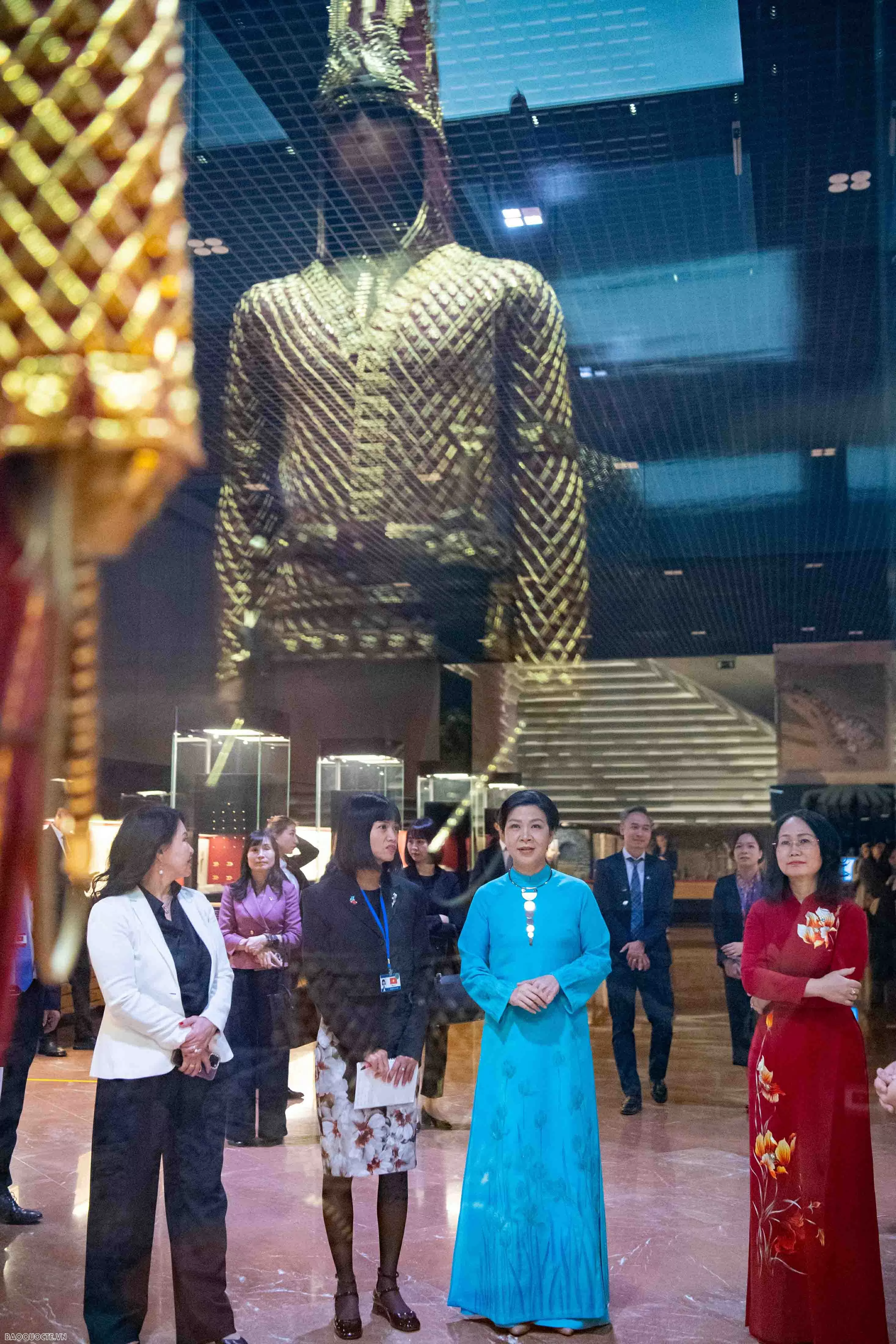 Phu nhân Tổng Bí thư thăm nơi đào tạo cho các vận động khuyết tật ở Kazakhstan